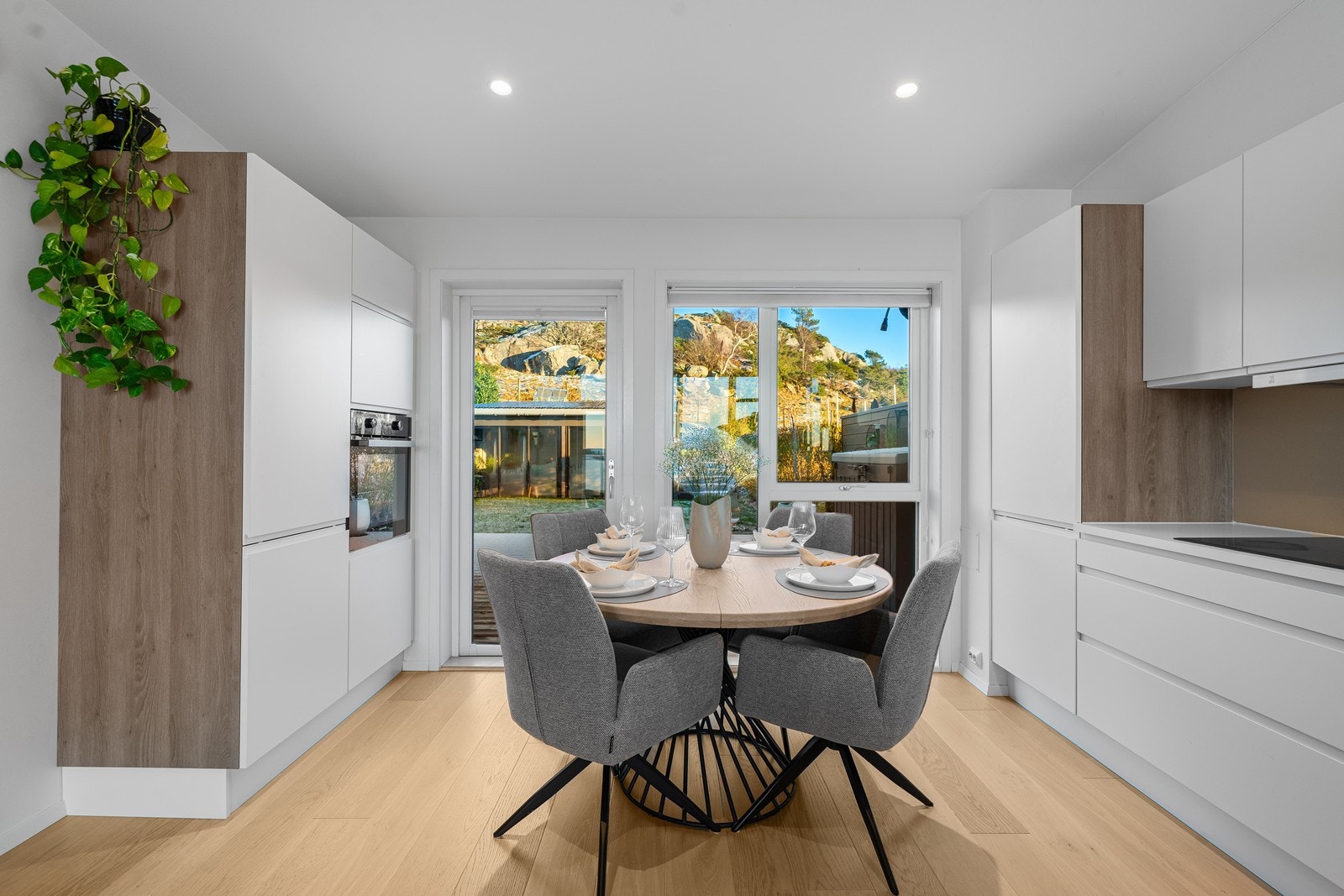 God plass til spisebord, her kan du invitere familie og venner til gode måltider. Galleribilde