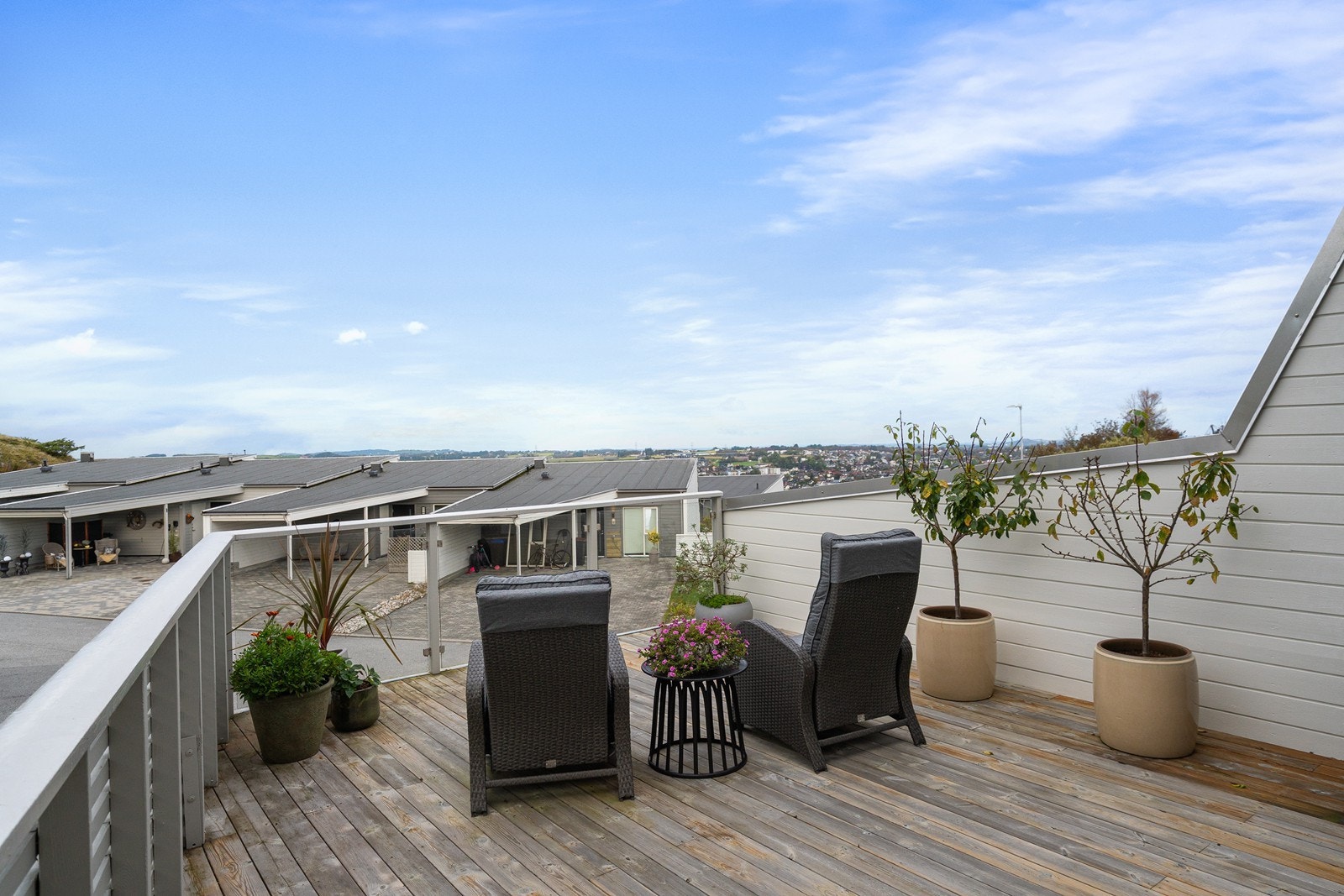 Fra terrassen i 2. etasje er det flott utsikt! Galleribilde