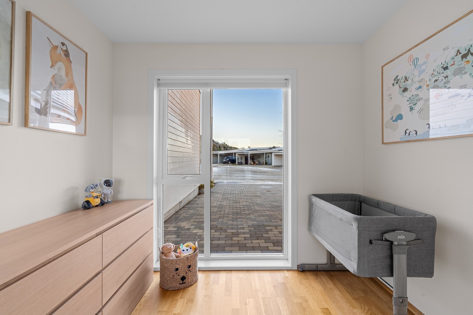 Soverom 1, er et lyst og trivelig soverom med moderne uttrykk, parkett på gulv og god plass til seng og garderobe. Galleribilde