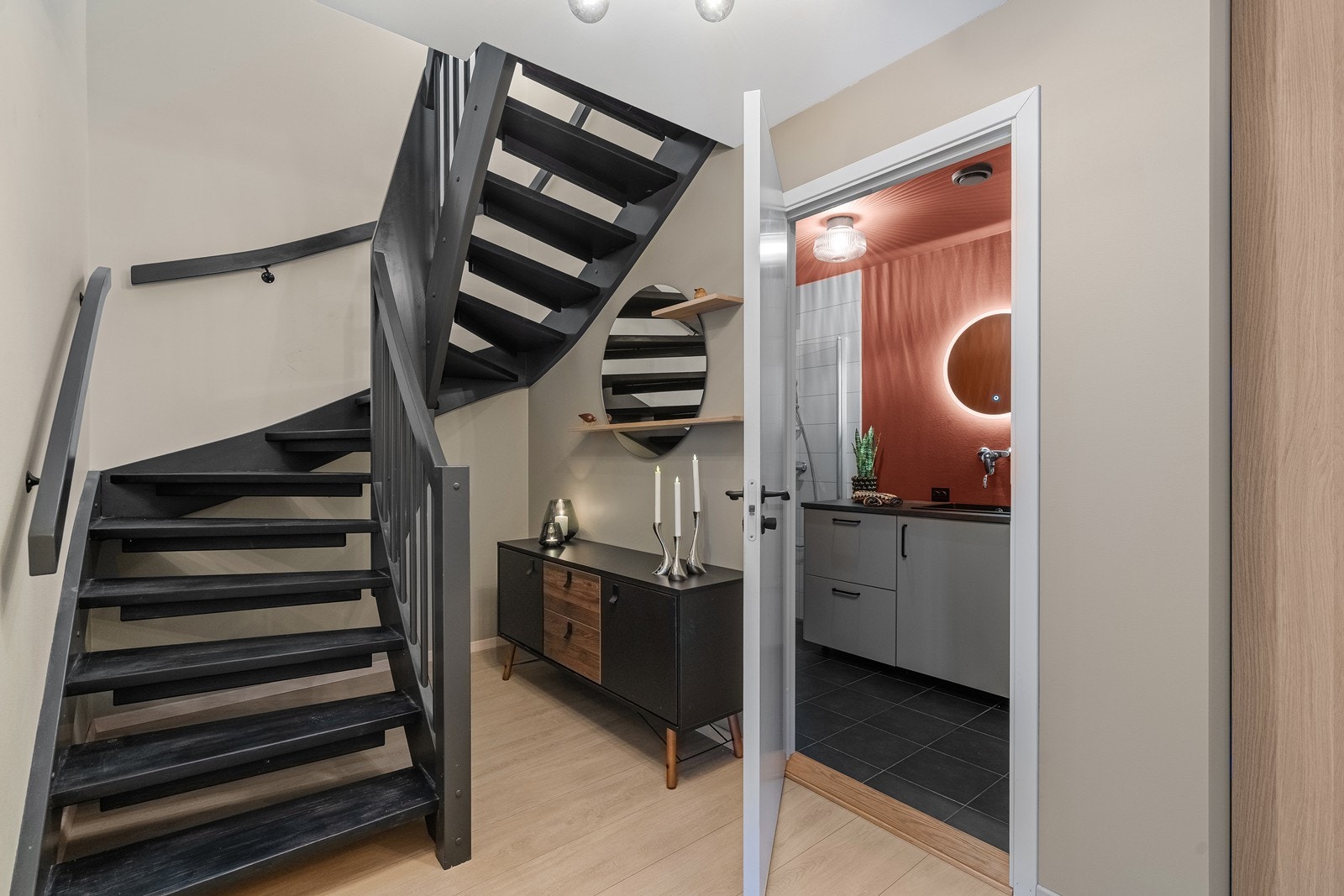 Pen trapp som fører opp til boligens andre etasje. Galleribilde