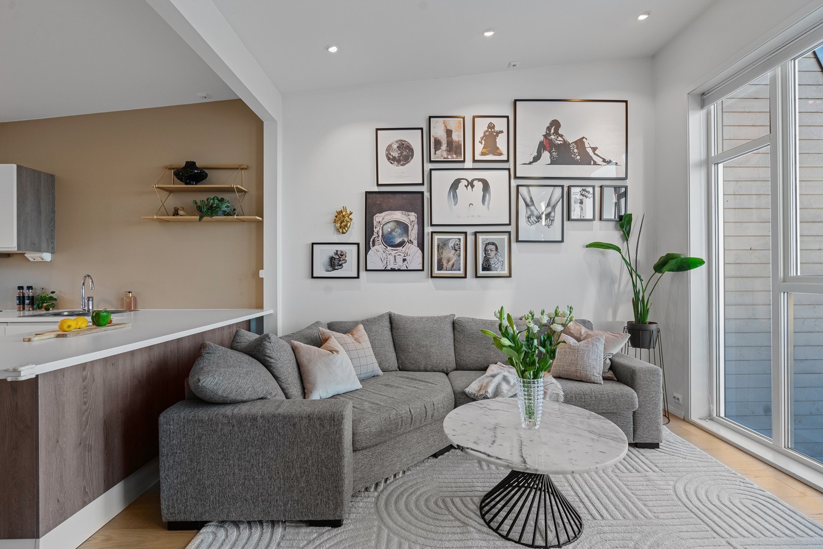 Åpen løsning til kjøkkenet er praktisk og gir en god romfølelse. Galleribilde