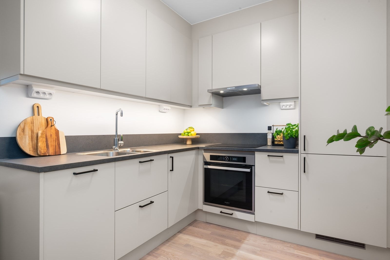 Flott kjøkken med moderne løsninger og rikelig med skap og benkeplass Galleribilde