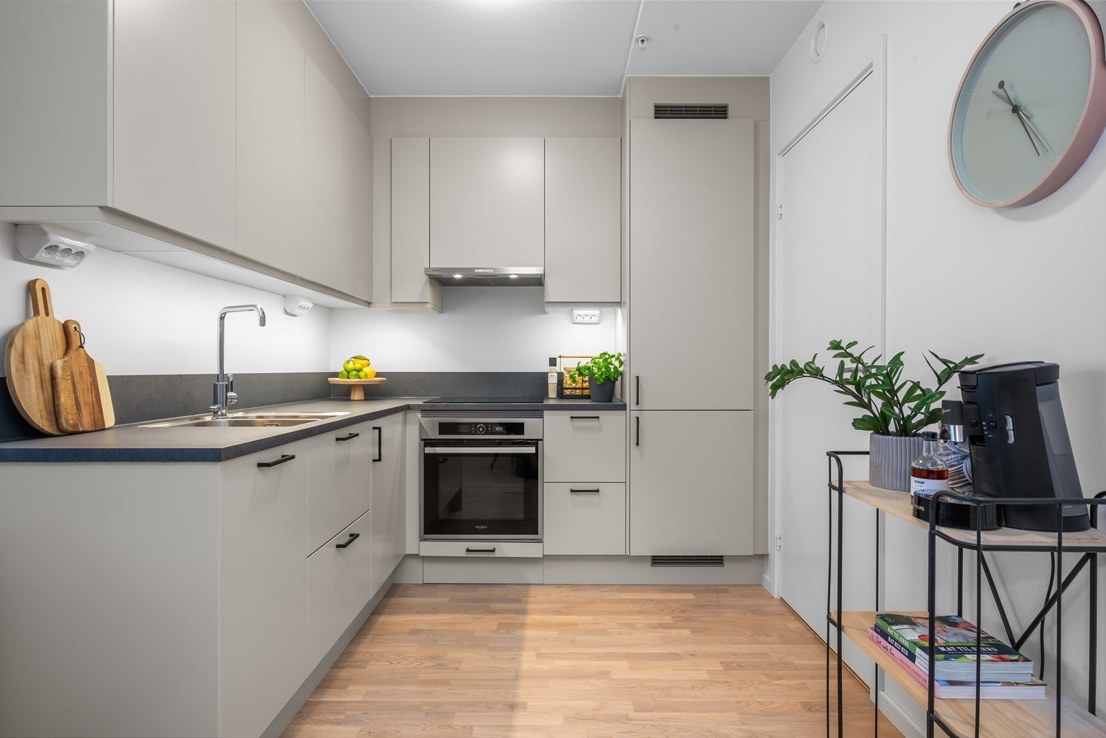 Innredning med mekanisk avtrekksvifte over stekesonen. Det er også integrert kjøl/fryseskap, stekovn, platetopp og oppvaskmaskin. Galleribilde