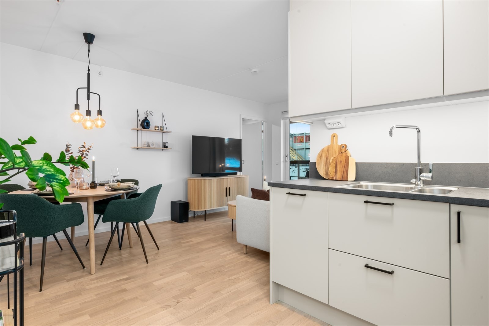 Åpen stue/kjøkken løsning med store vindusflater og god romfølelse Galleribilde