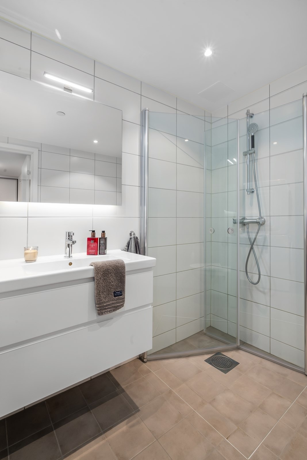 Utstyrt med innfellbare dusjdører, servantskap, veggmontert wc, opplegg for vaskemaskin, rørfordelingsskap og mekanisk avtrekk, samt gulvvarme Galleribilde