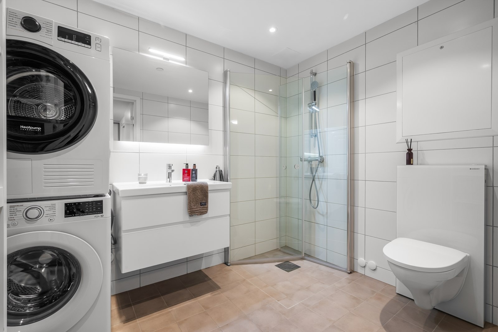 Delikat og moderne bad med flis på gulv og vegger Galleribilde