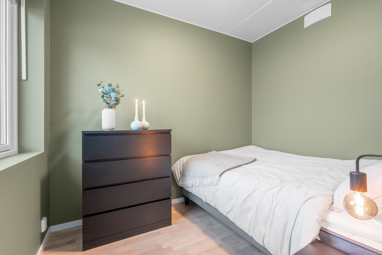 Leiligheten har to romslige og gode soverom med flotte fargevalg Galleribilde