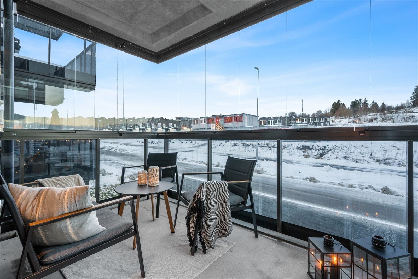 Fra stua er det direkte utgang til en romslig og flott innglasset balkong! Galleribilde