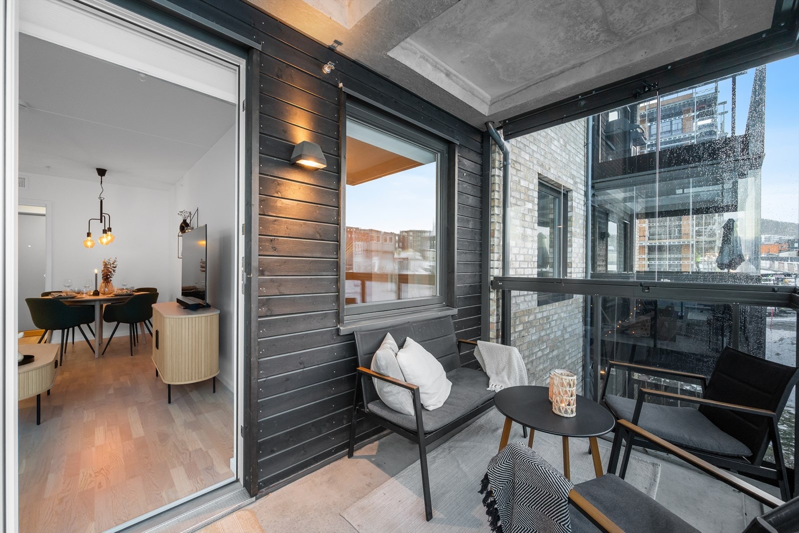 Den innglassede balkongen gir deg et ekstra bruksrom store deler av året, perfekt for både morgenkaffe og rolige kvelder - uansett vær. Galleribilde