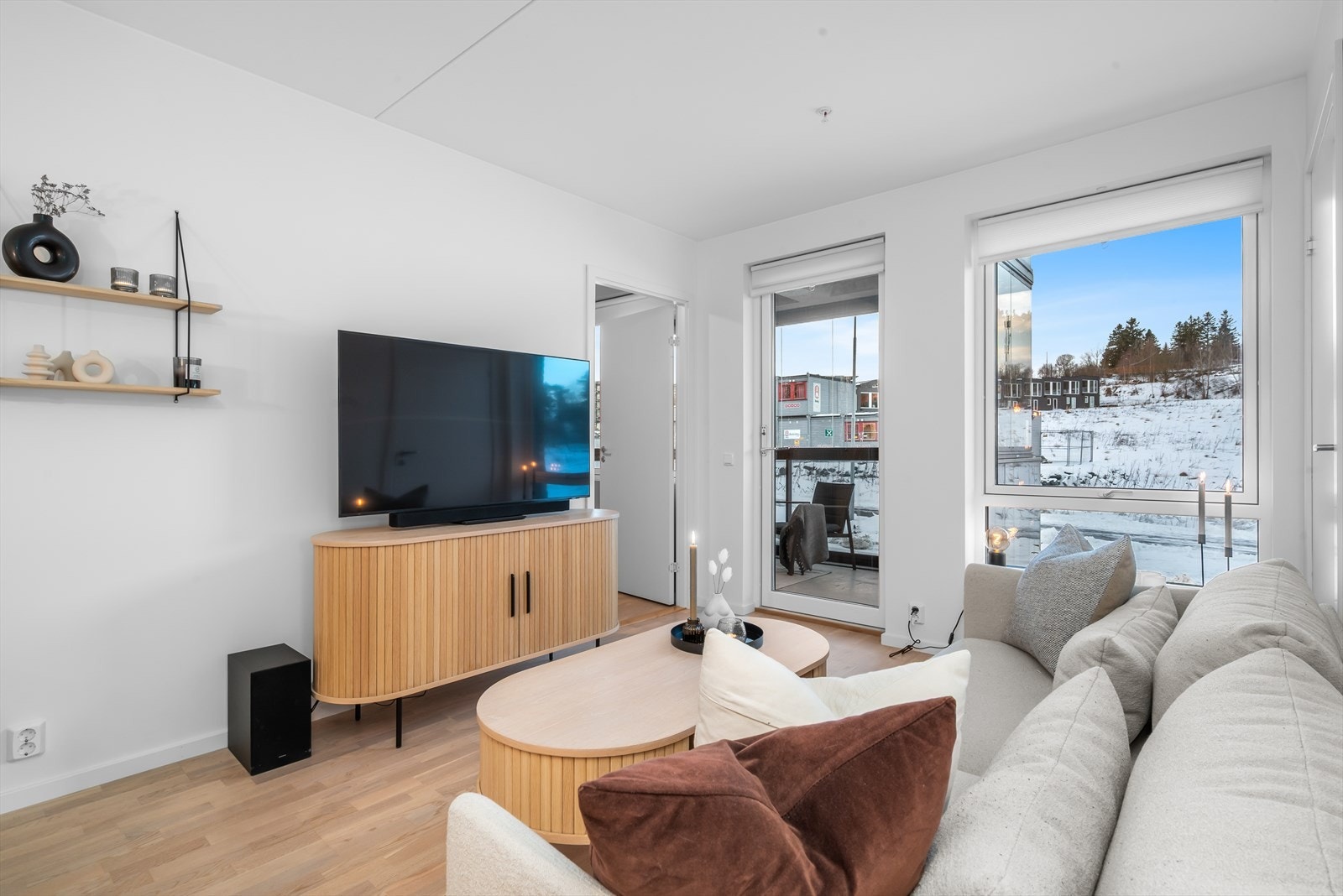 Her får du moderne uttrykk, praktiske løsninger og store vindusflater som slipper inn rikelig med naturlig lys Galleribilde