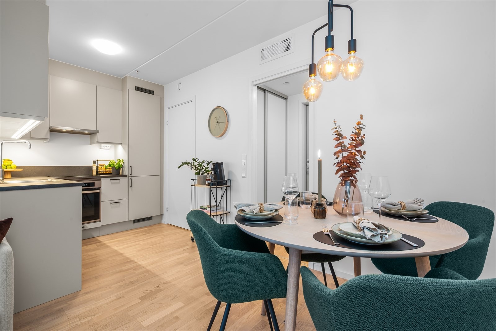 Det er god plass til ei flott spisestue i overgangen kjøkken/stue Galleribilde