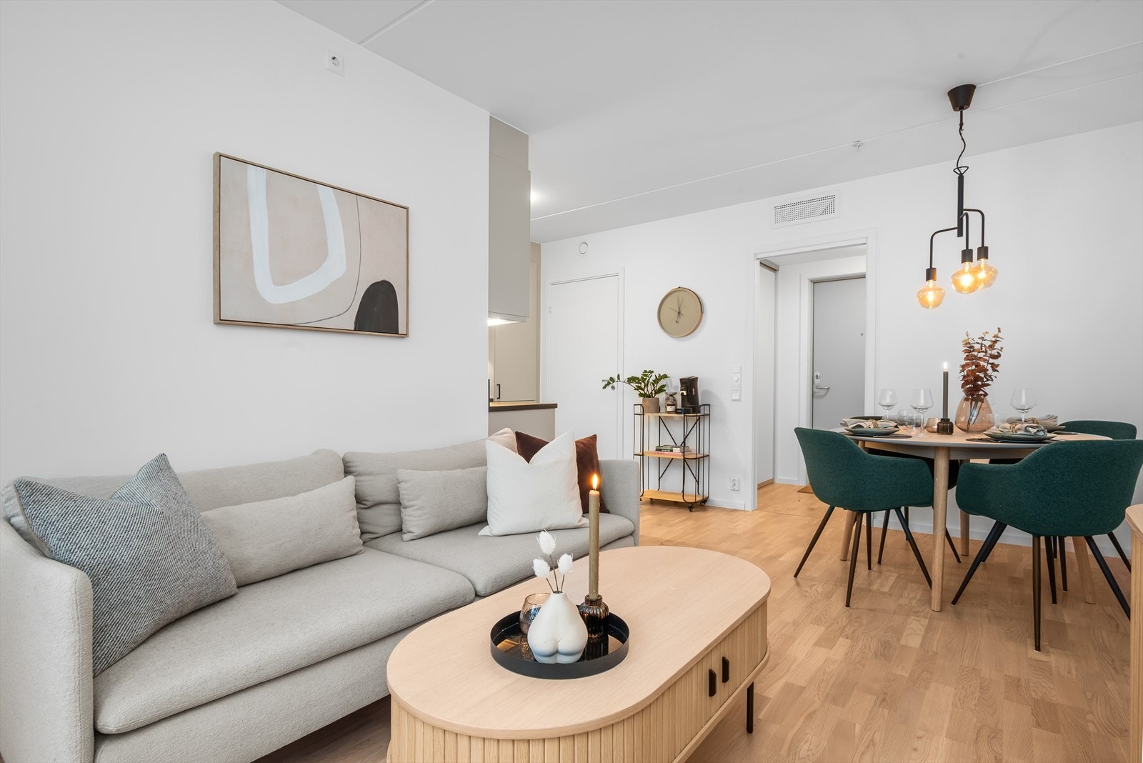 Leiligheten byr på en gjennomført og tidsriktig stil, med lyse overflater, kvalitetsmaterialer og en svært behagelig atmosfære Galleribilde