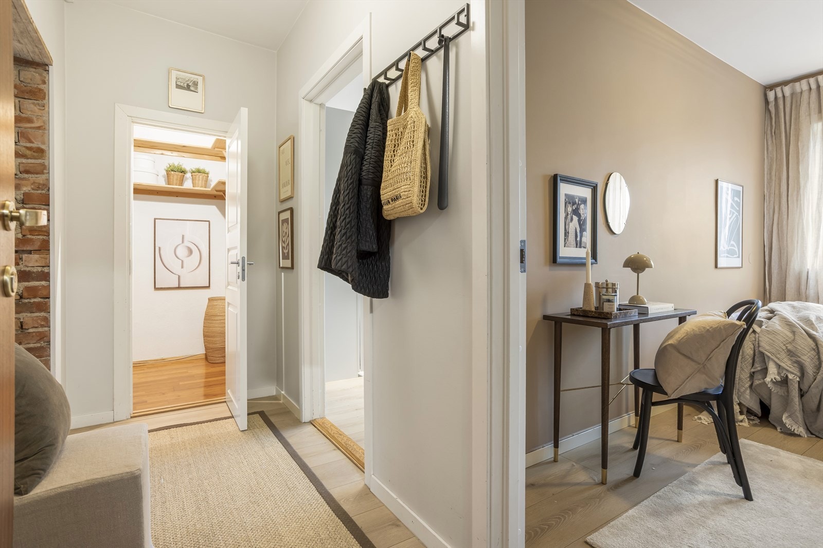Innbydende og lys entrè med direkte inngang til garderobenisje. Galleribilde