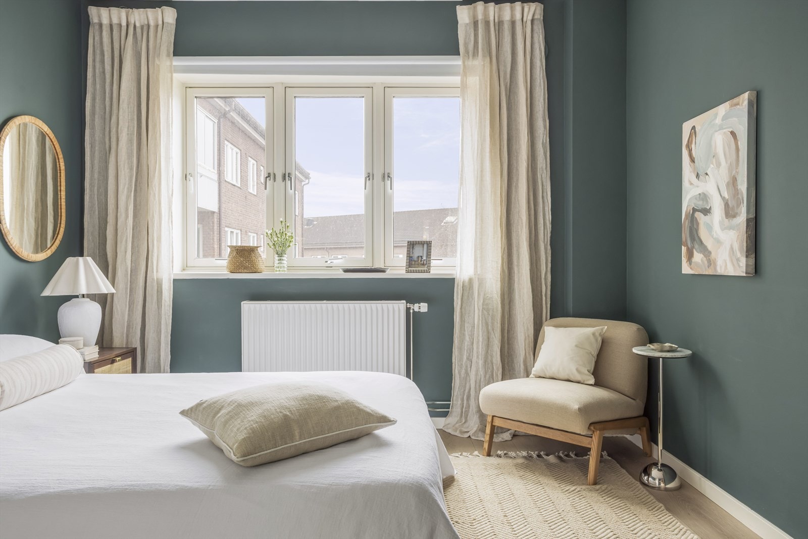 De store vinduene slipper inn rikelig med naturlig lys og skaper en behagelig atmosfære. Galleribilde