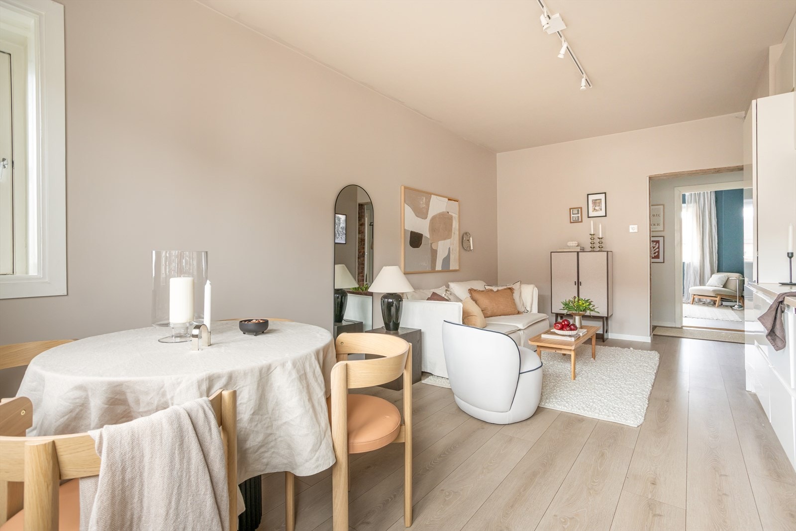 Stuen fremstår som lys og luftig, og danner hjemmets naturlige samlingspunkt. Galleribilde