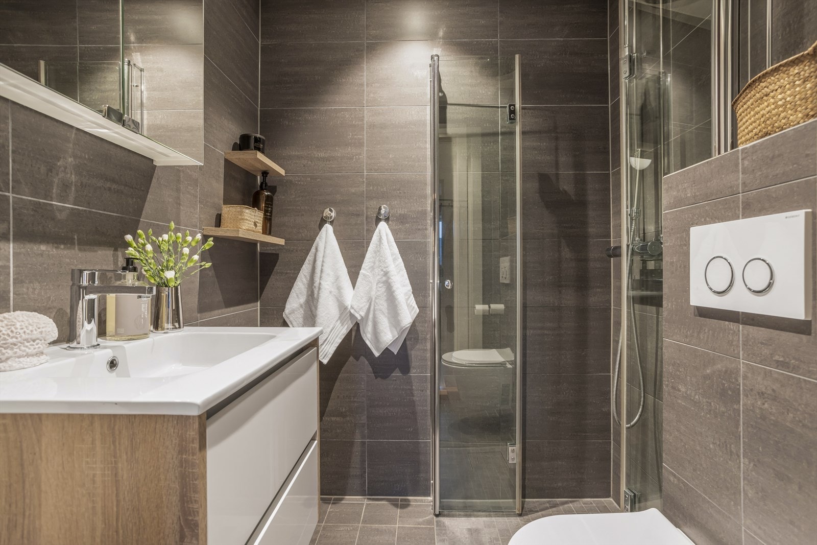 Badet er moderne og pent oppgradert! Det ble totalmodernisert av borettslaget i 2000/2001 med fliser på gulv og vegger, integrert himlingsbelysning og praktisk dusjhjørne. Galleribilde