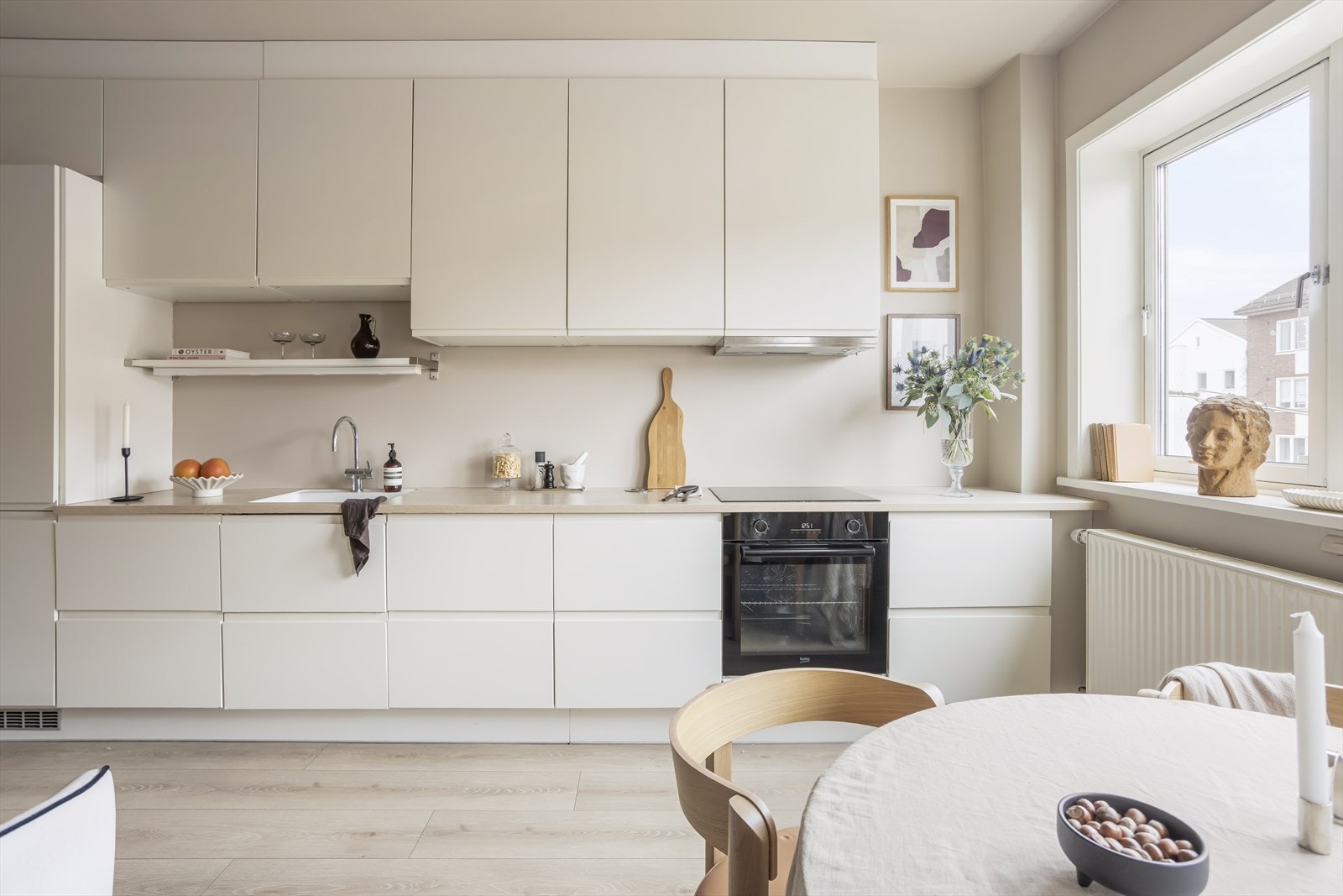 En praktisk og oppgradert løsning som passer perfekt for deg som ønsker et kjøkken med et rent, tidløst og innbydende uttrykk. Galleribilde