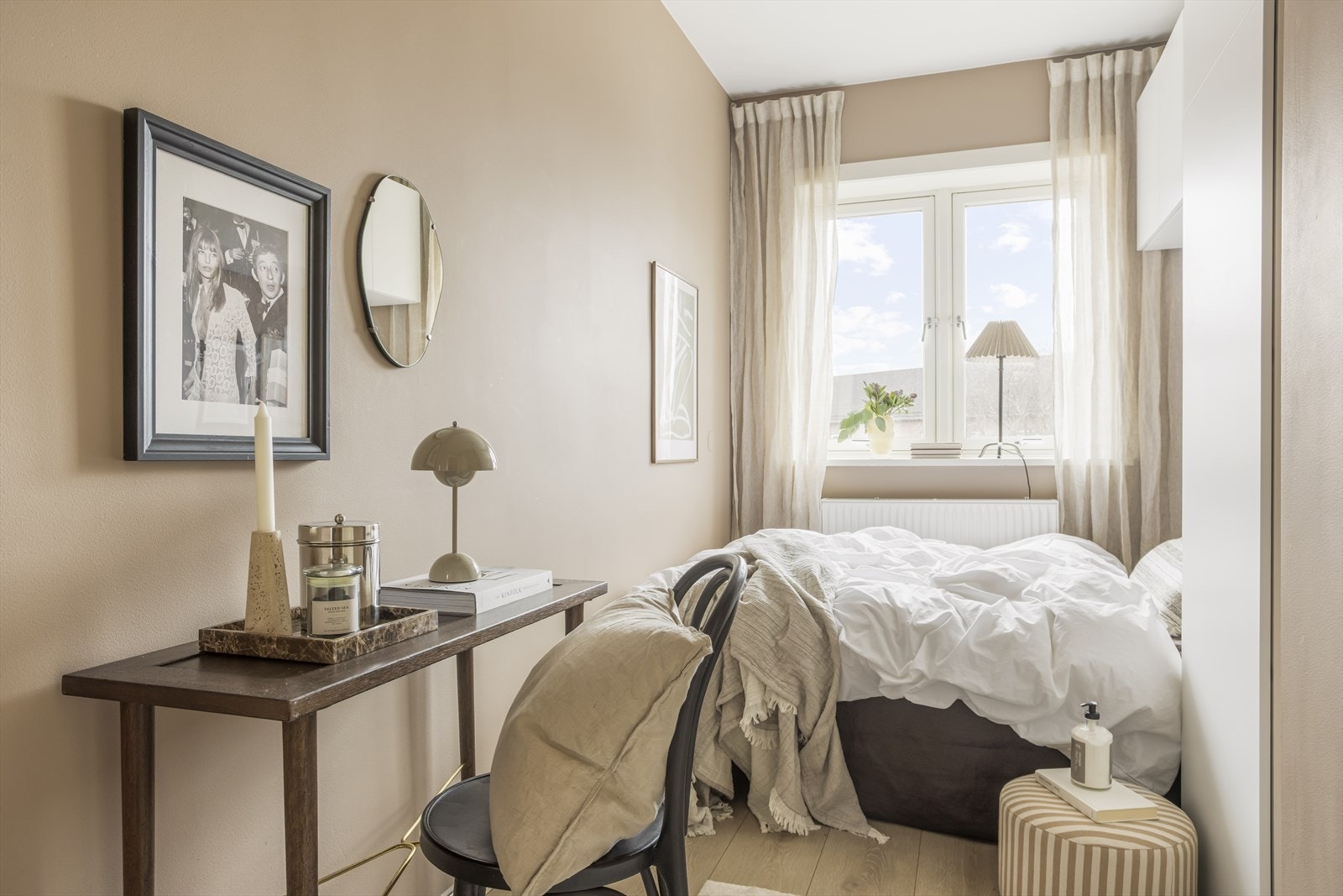 Det andre soverommet har også en svært god størrelse og byr på fleksible bruksmuligheter. Galleribilde