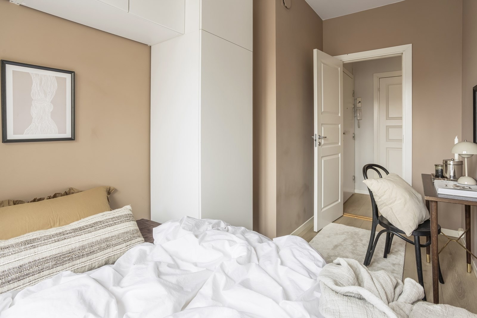 Begge rommene oppleves lyse, praktiske og lette å innrede. Galleribilde