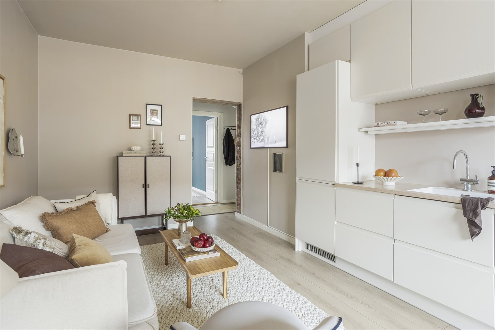 Når strømprisene stiger er det dessuten godt å vite at oppvarming og varmtvann i boligen er inkludert i felleskostnadene. For øvrig er felleskostnadene kun 4. 142,- Galleribilde