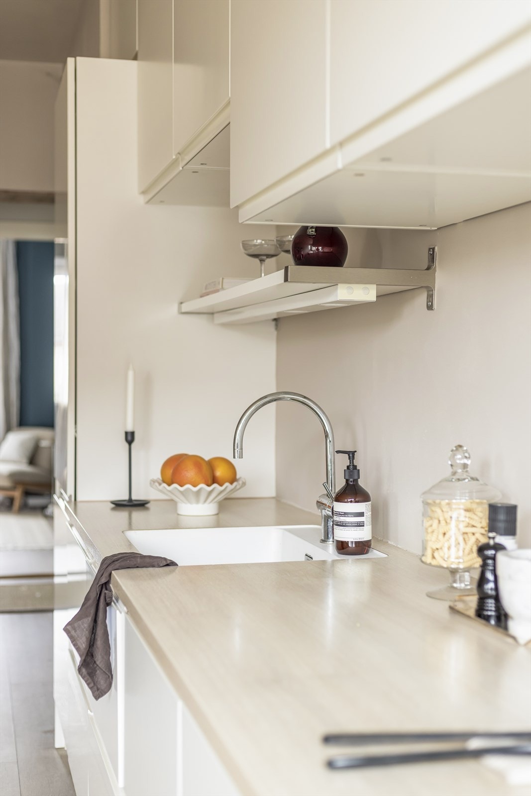 En funksjonell og velutstyrt kjøkkenløsning som gjør det enkelt å trives for deg som liker å lage mat og setter pris på god organisering. Galleribilde