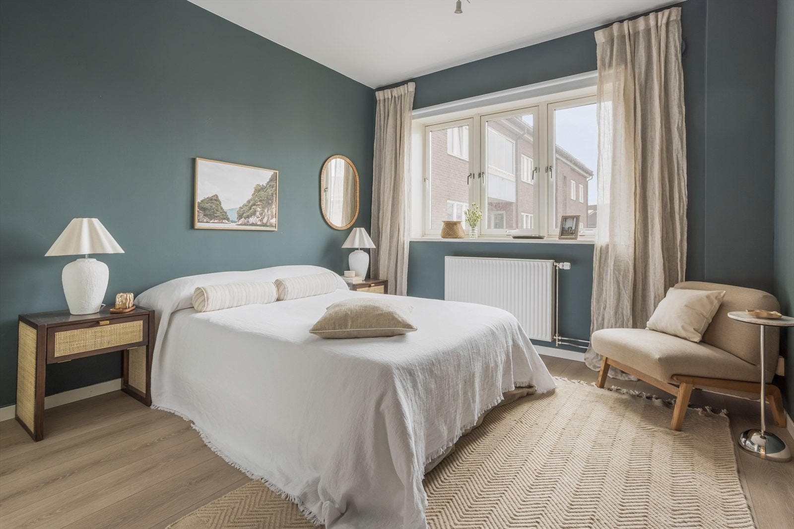 Leiligheten har to flotte soverom, hvor hovedsoverommet utmerker seg som både pent og romslig, med god plass til dobbeltseng, nattbord på begge sider samt garderobeløsning eller annet oppbevaringsmøblement. Galleribilde