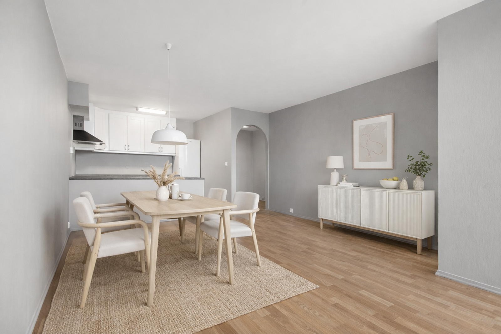 Rommet er lett å møblere og det er fin plass til spisegruppe, sofa og TV-møblement - Digital styling Galleribilde