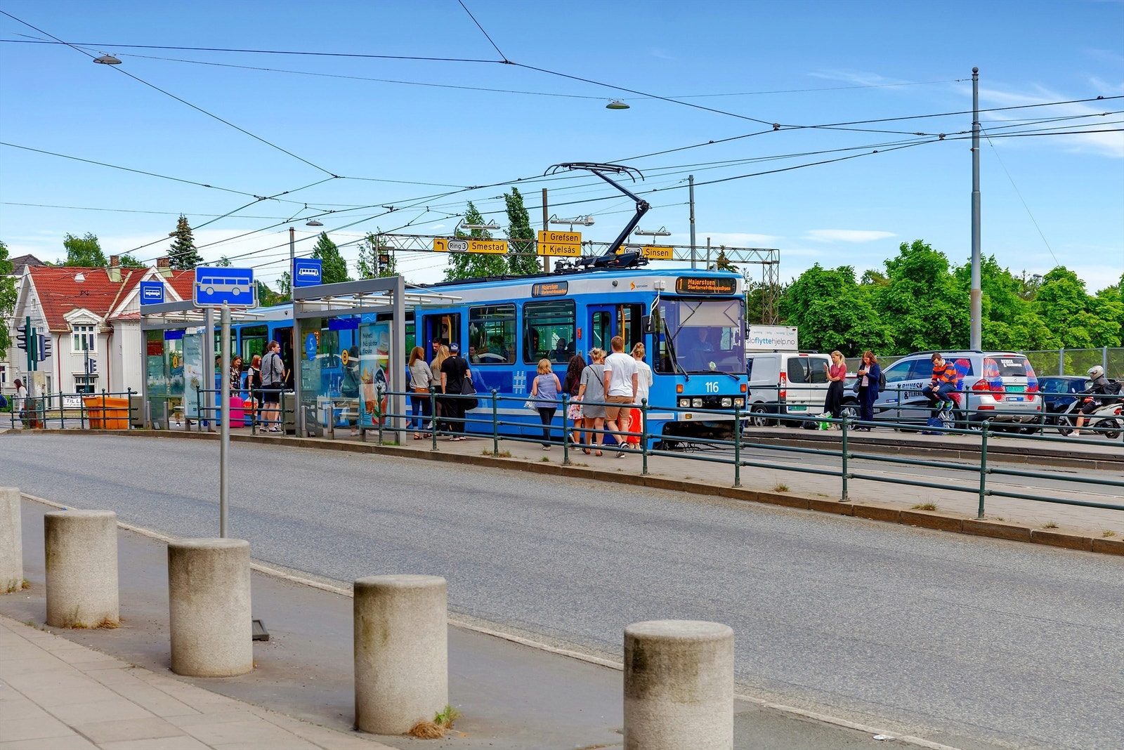 Kort vei fra leiligheten til holdeplass for trikk, buss, tog og t-bane Galleribilde