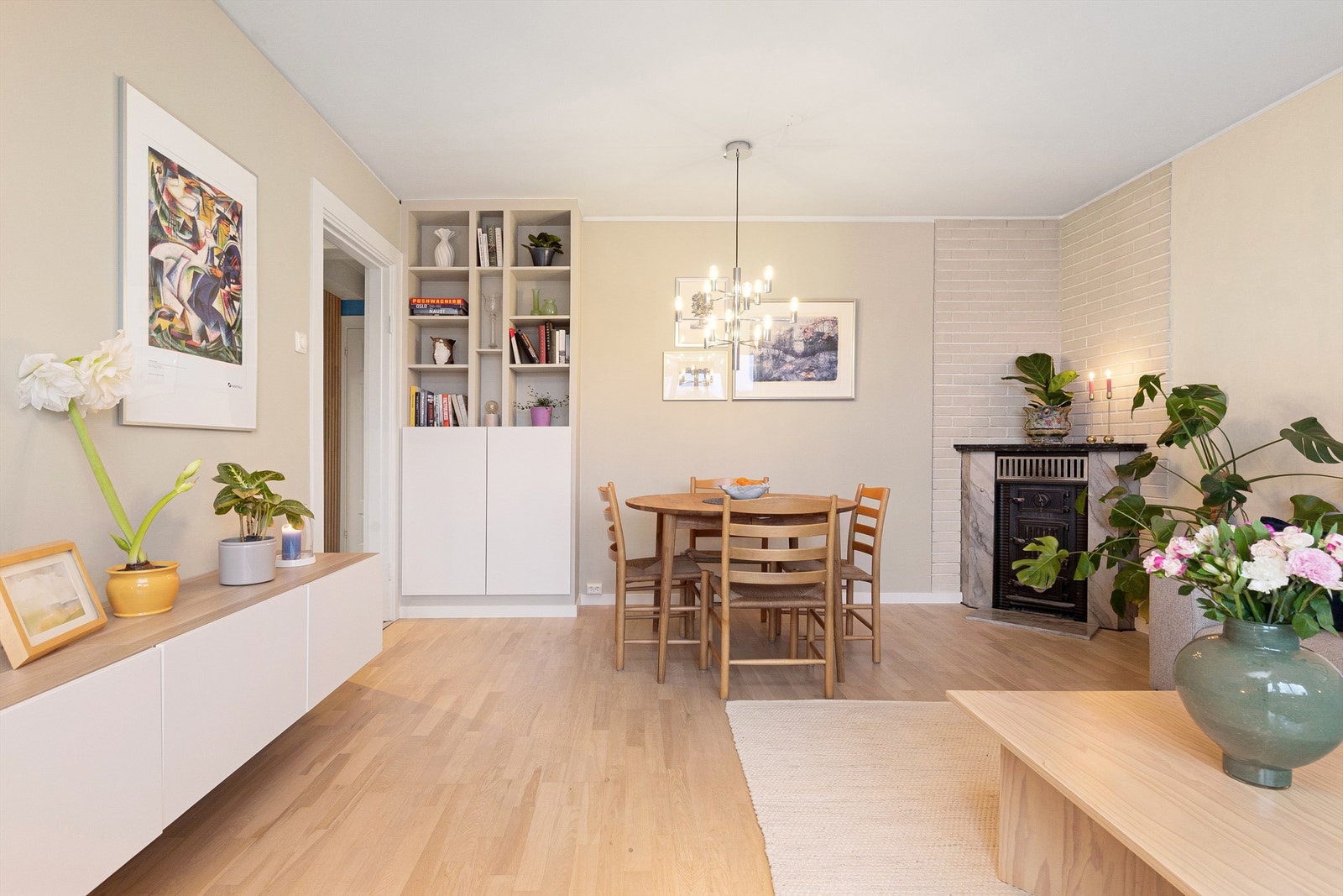 Den plassbygde bokhyllen er gjennomført, og er med på å gi det lille ekstra til stuen Galleribilde