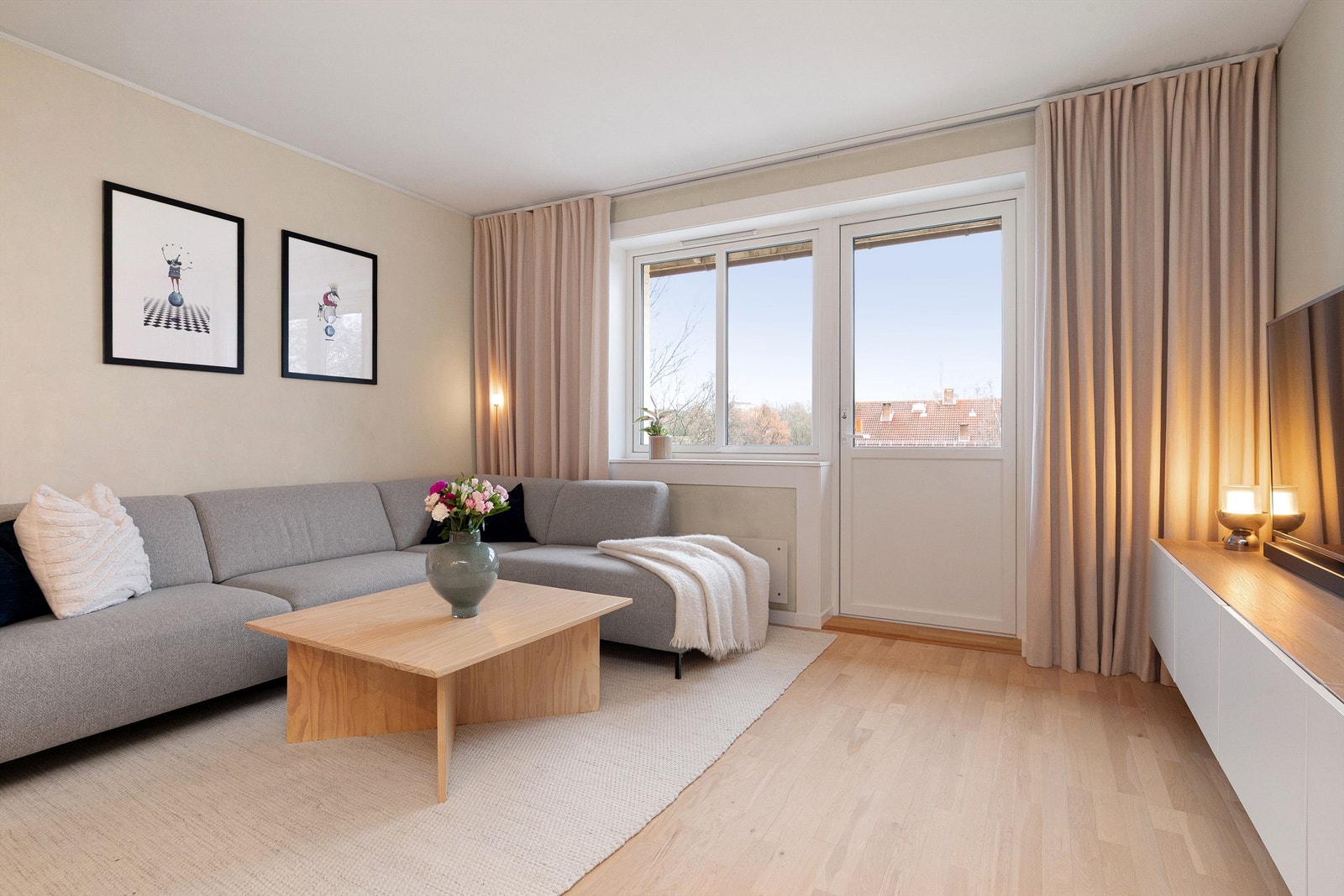 Fra stuen er det utgang til en luftig balkong Galleribilde