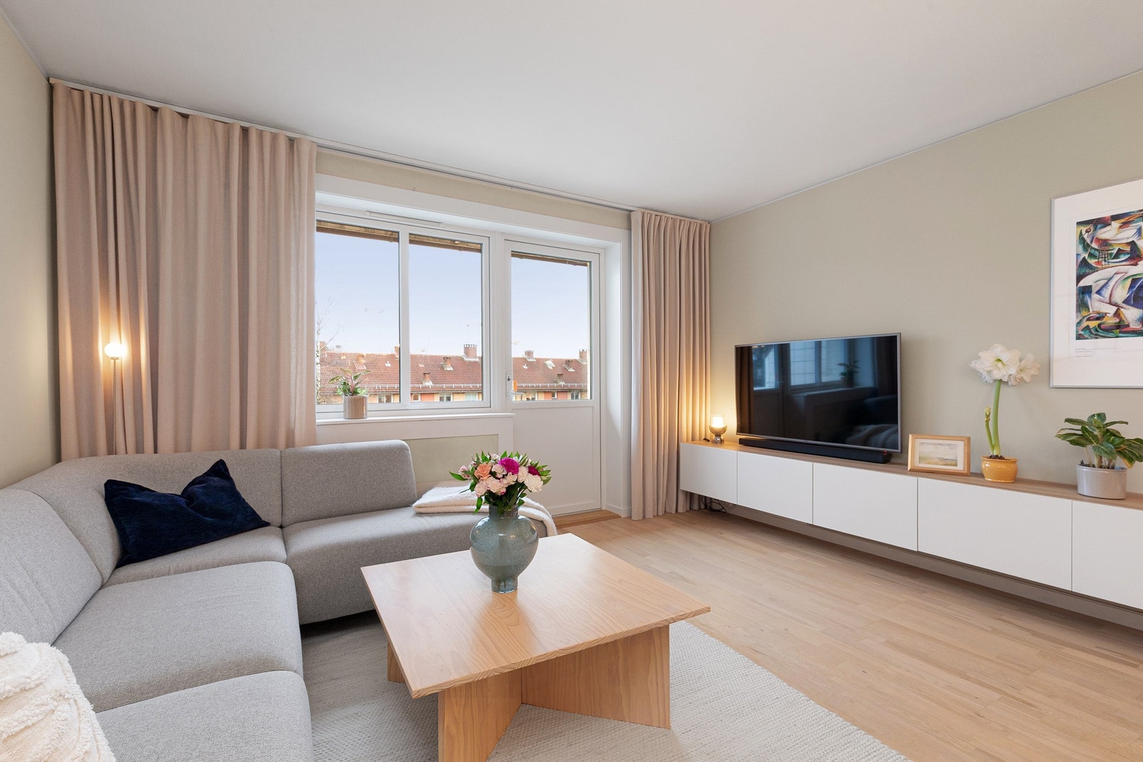 Vegghengt oppbevaringsskap medfølger. De fleste av boligens overflater på vegger og gulv er modernisert de senere årene Galleribilde