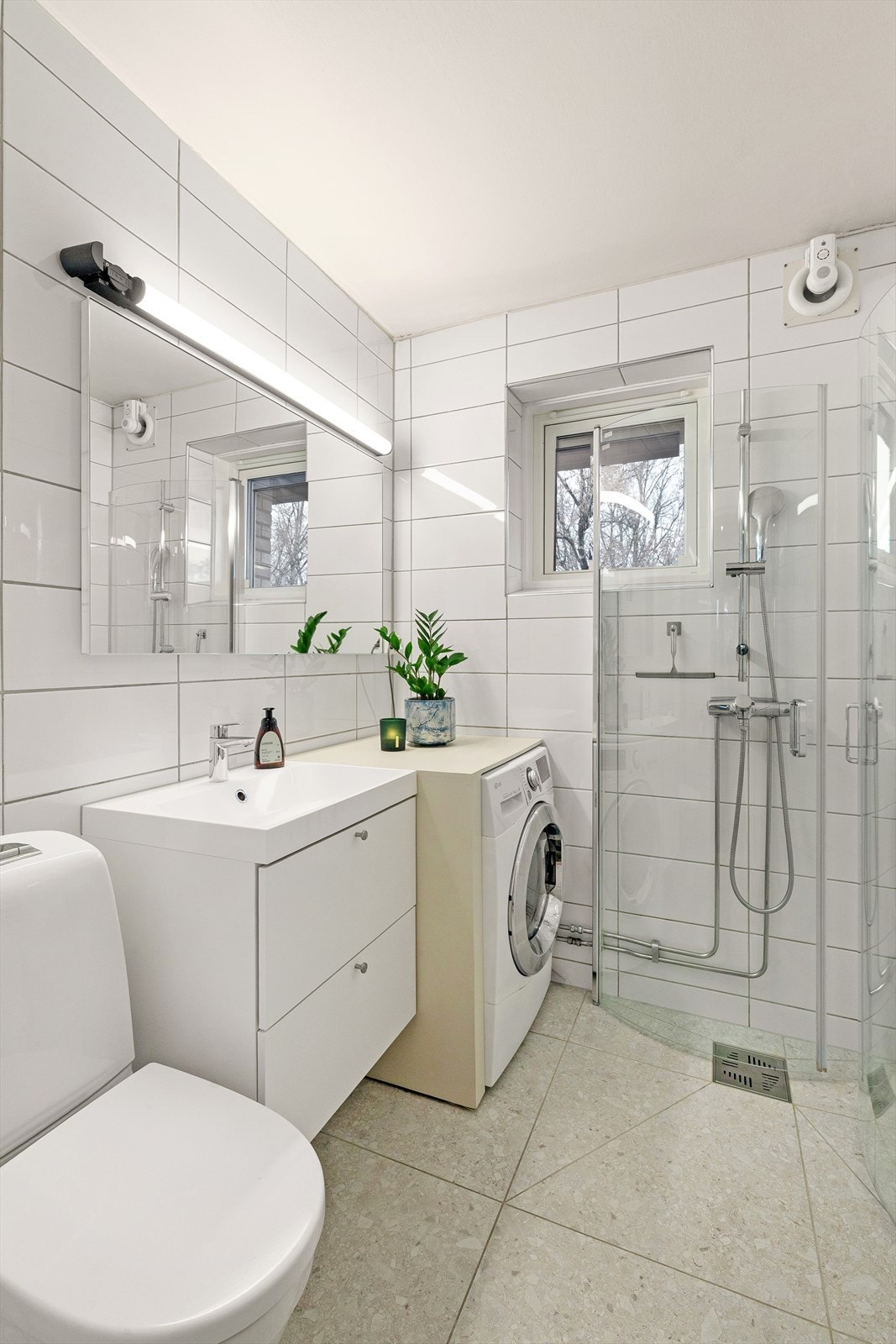 Baderommet be pusset opp i 2010, med det er lagt ny flis på eksisterende flis i 2024 for å korrigere feilaktig fall på gulv, samt satt inn nytt toalett og baderomsinnredning Galleribilde