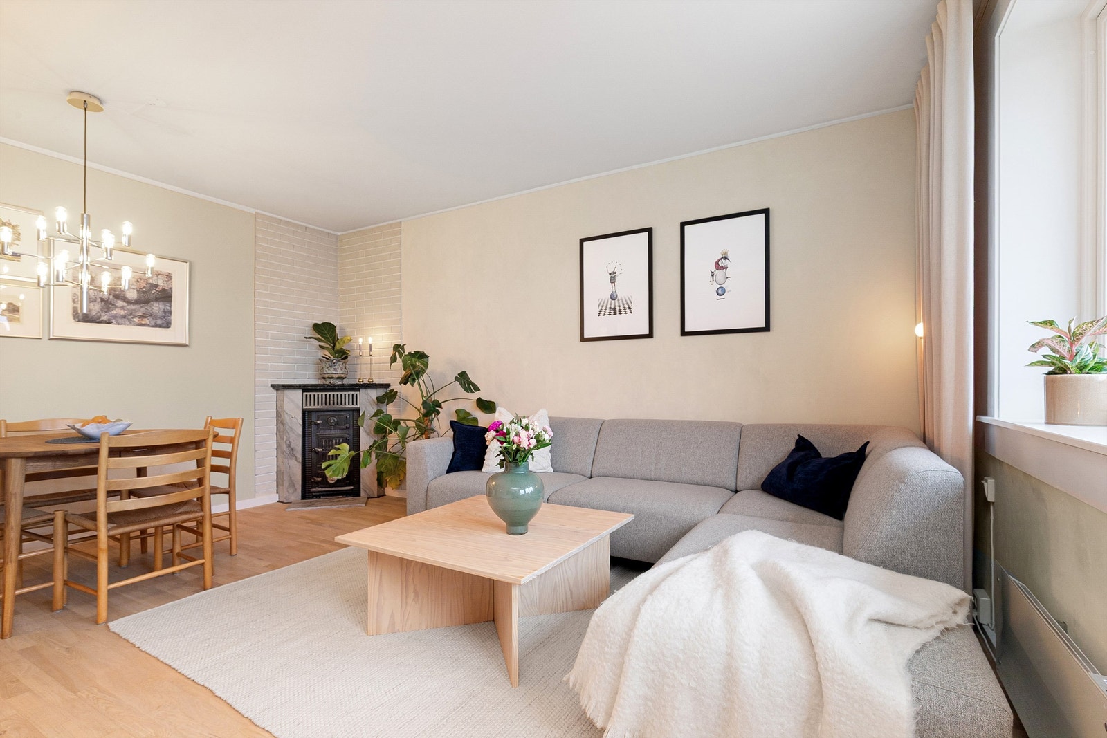 Det er fin plass til både en sofagruppe og et spisebord i stuen Galleribilde