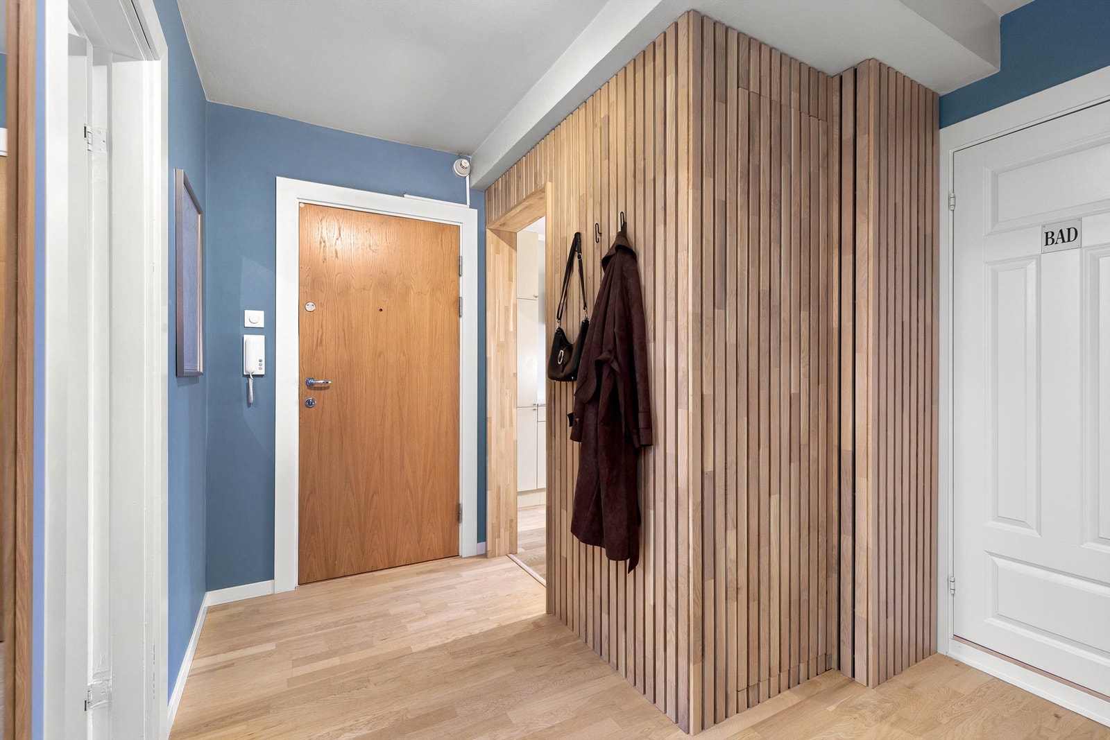 Ved døren til badet er det et "hemmelig" kott til oppbevaring inni spileveggen Galleribilde