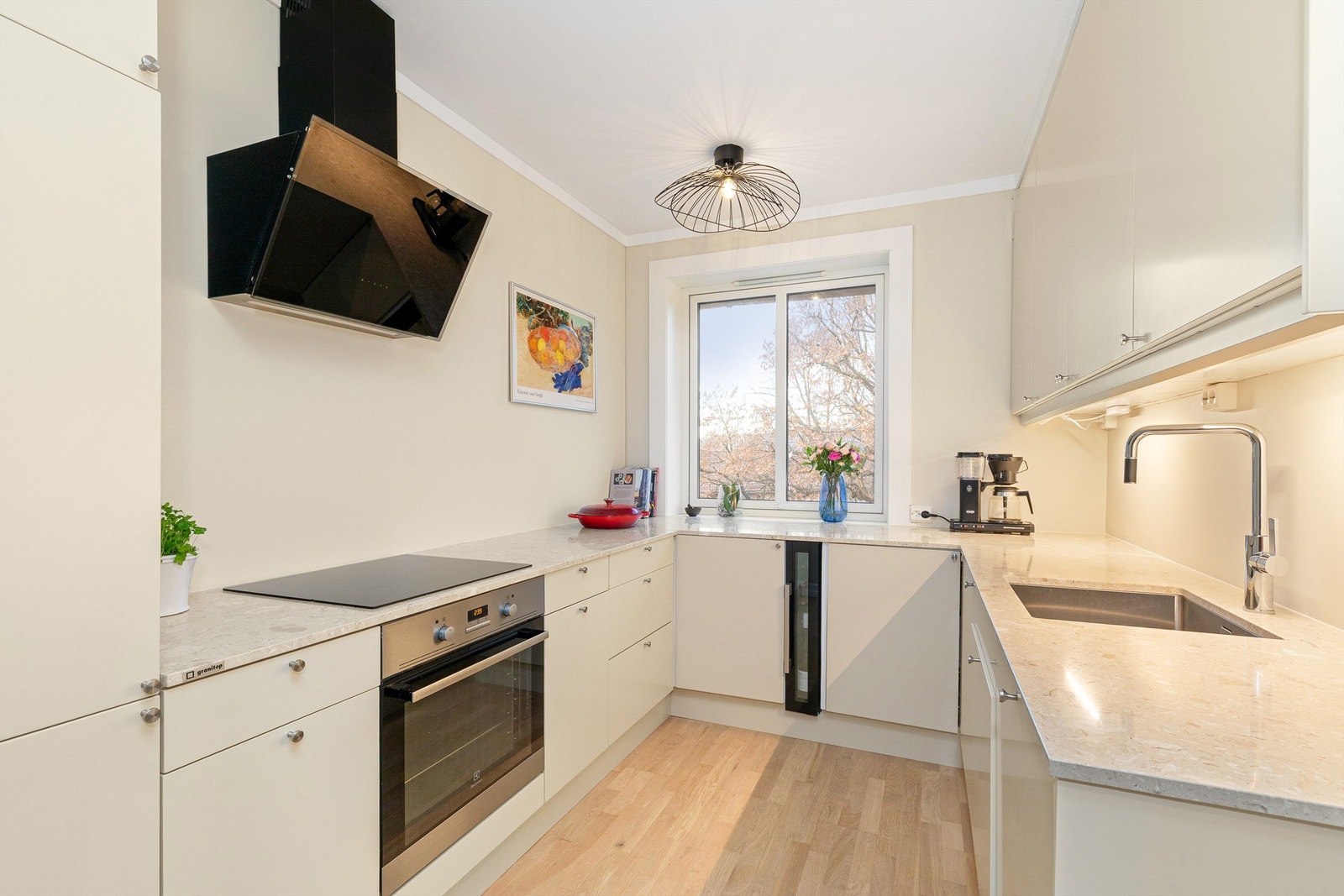 Delikat og arealeffektivt kjøkken i en praktisk U-form Galleribilde