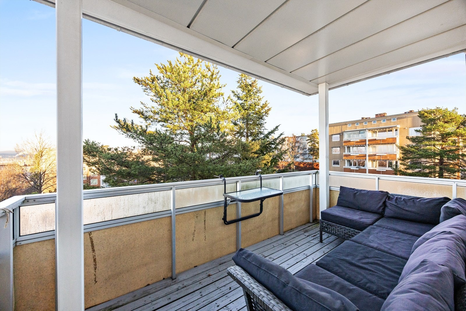 Balkongen har terrassebord på gulvet og plass til en romslig sittegruppe. Galleribilde