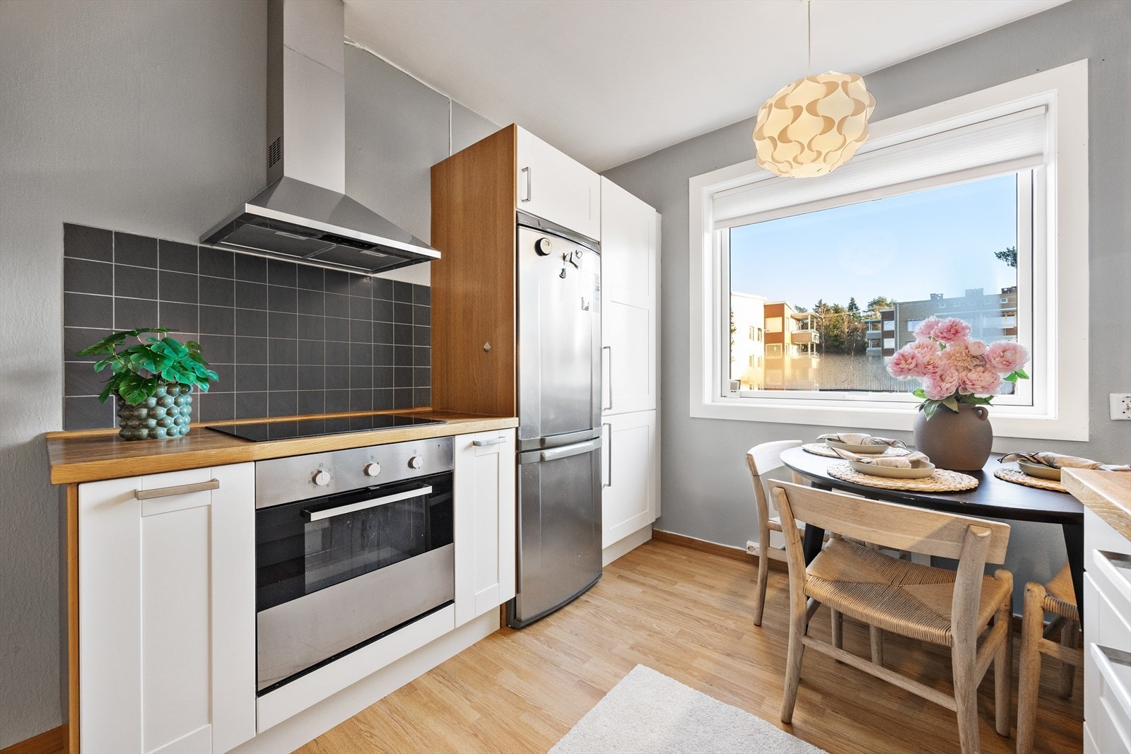 Godt med benke- og skapplass gjør matlagingen til en enkel sak. Galleribilde