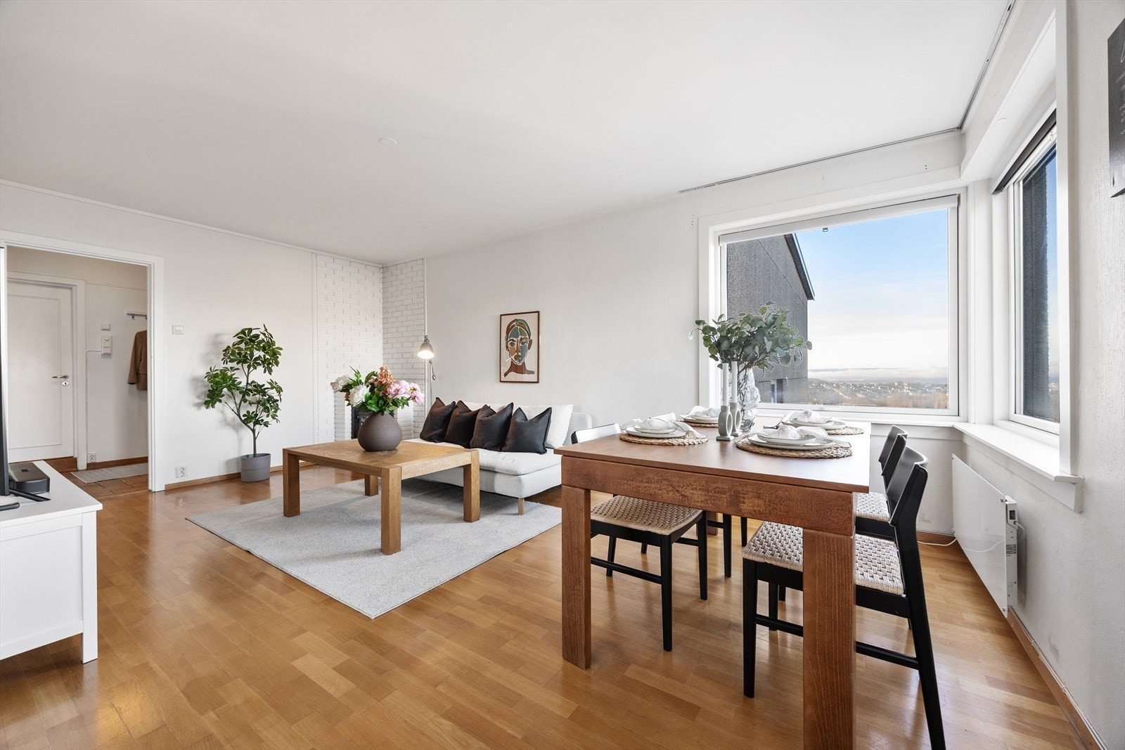 Rommet har god plass til både sofagruppe og spisebord. Galleribilde