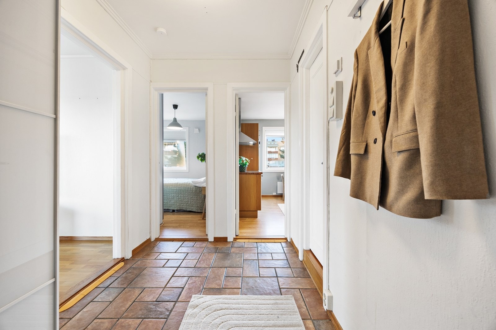 Fra entréen er det direkte adkomst til bad, kjøkken og stue. Galleribilde