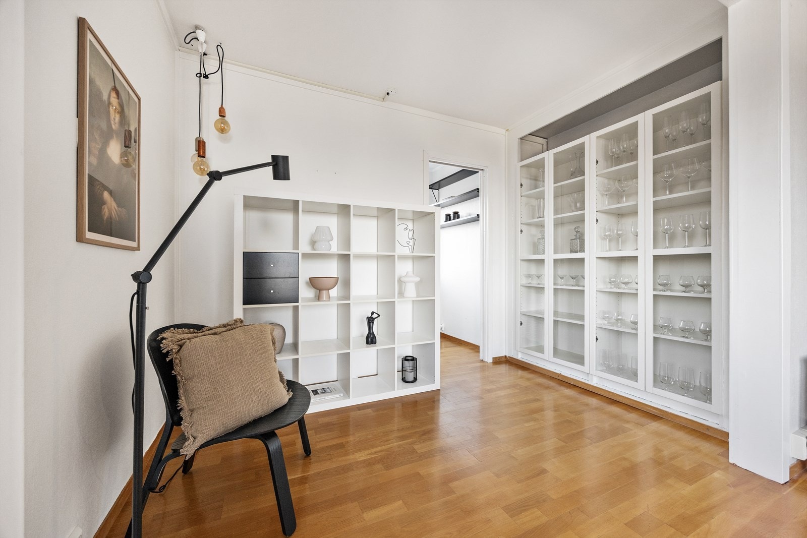 Plassbygde skap gir gode oppbevaringsmuligheter. Galleribilde