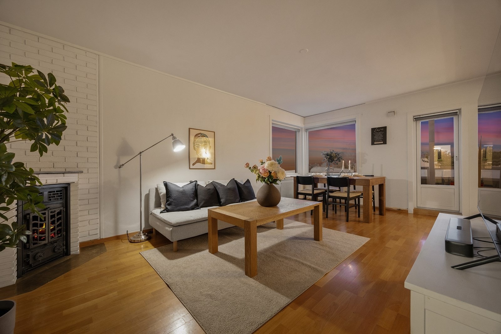 Stuen er et hyggelig samlingspunkt også på kveldstid. Galleribilde