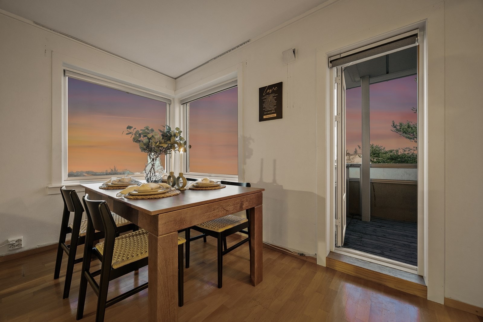 Balkongdøren fra 2015 slipper inn kveldslyset. Galleribilde