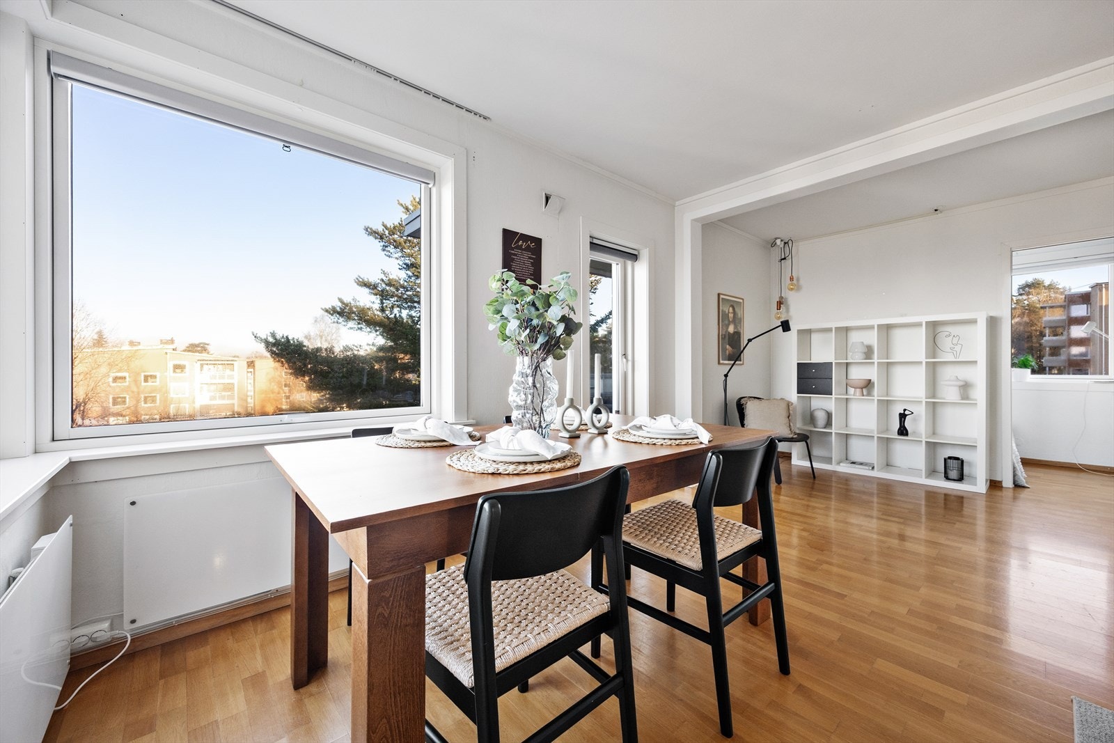 Spiseplassen er plassert ved vinduet, som gir godt med dagslys. Vinduene er fra 2015. Galleribilde