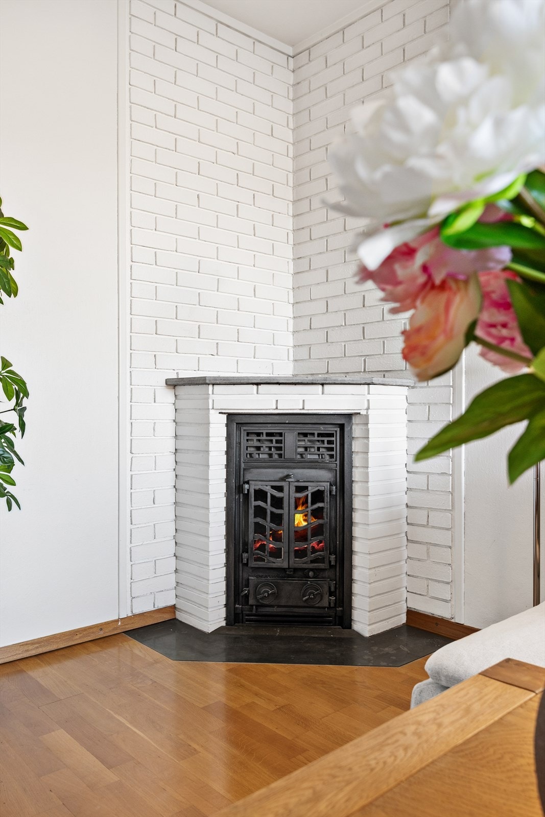 Peisen i stuen gir en lun atmosfære og ekstra varme på kalde dager. Galleribilde