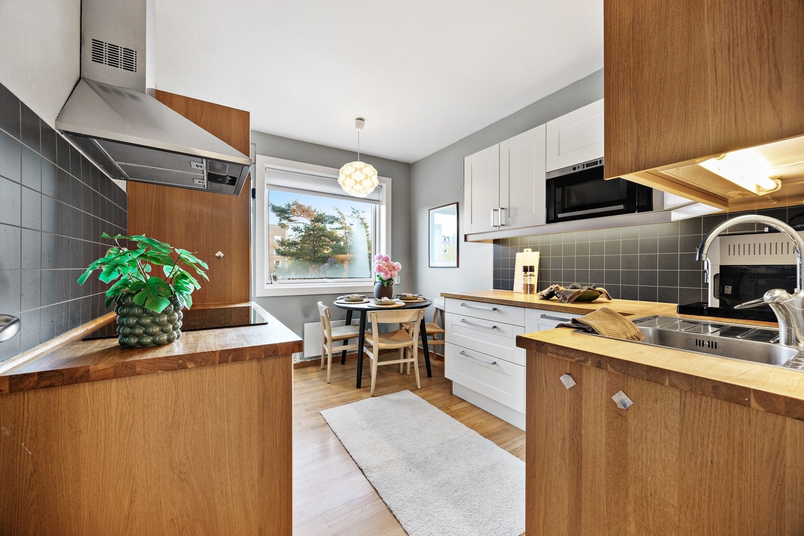 Kjøkkenet er utstyrt med integrert platetopp, stekeovn og oppvaskmaskin. Galleribilde