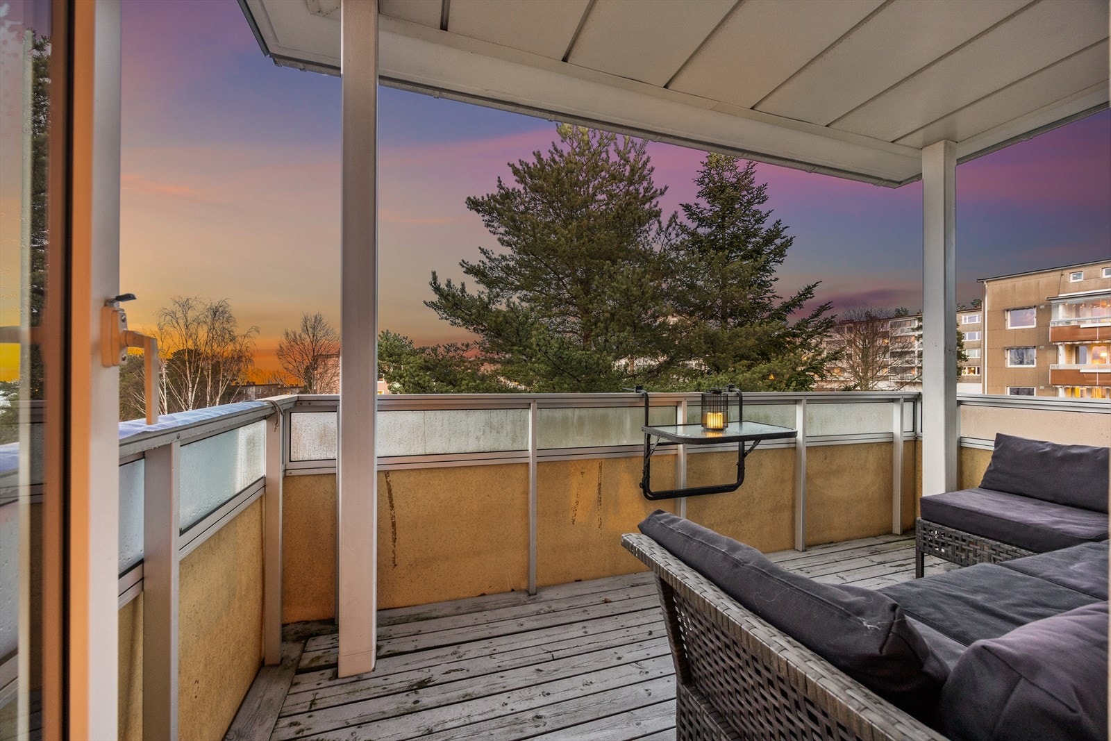 Balkongen er en fin uteplass også på kveldstid. Galleribilde