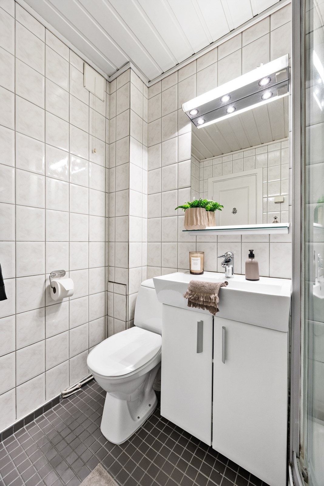 Badet er flislagt og har varmekabler i gulvet for økt komfort. Galleribilde