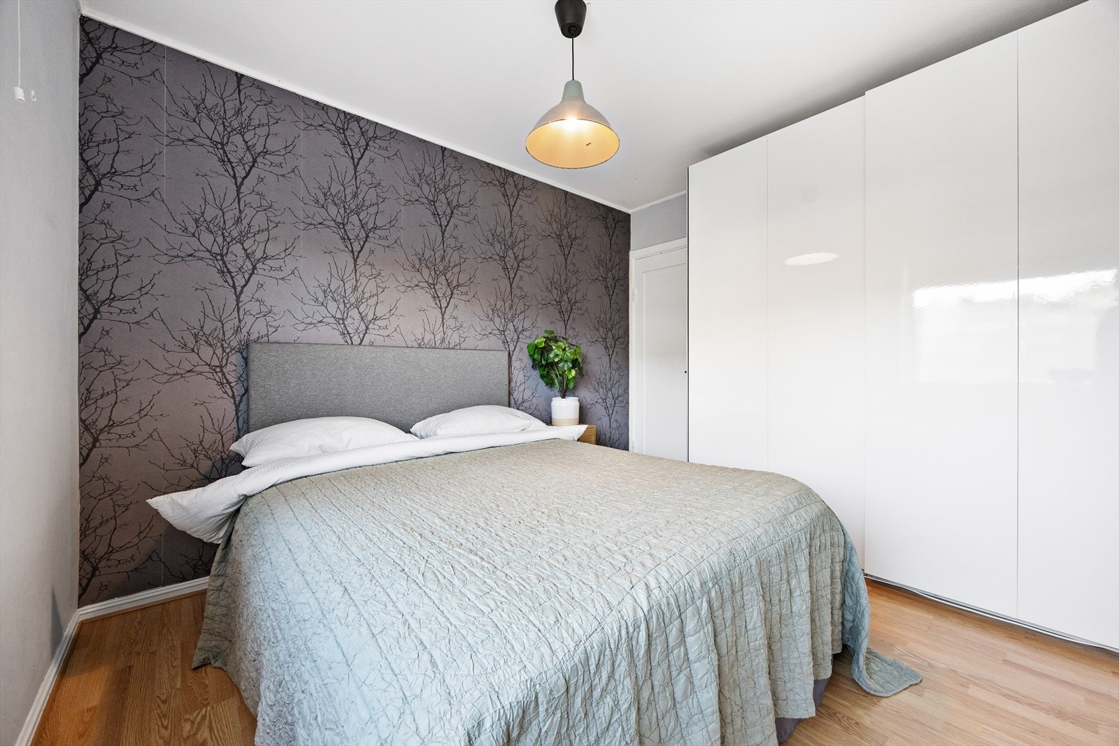 En stor garderobeløsning gir rikelig med skapplass. Galleribilde