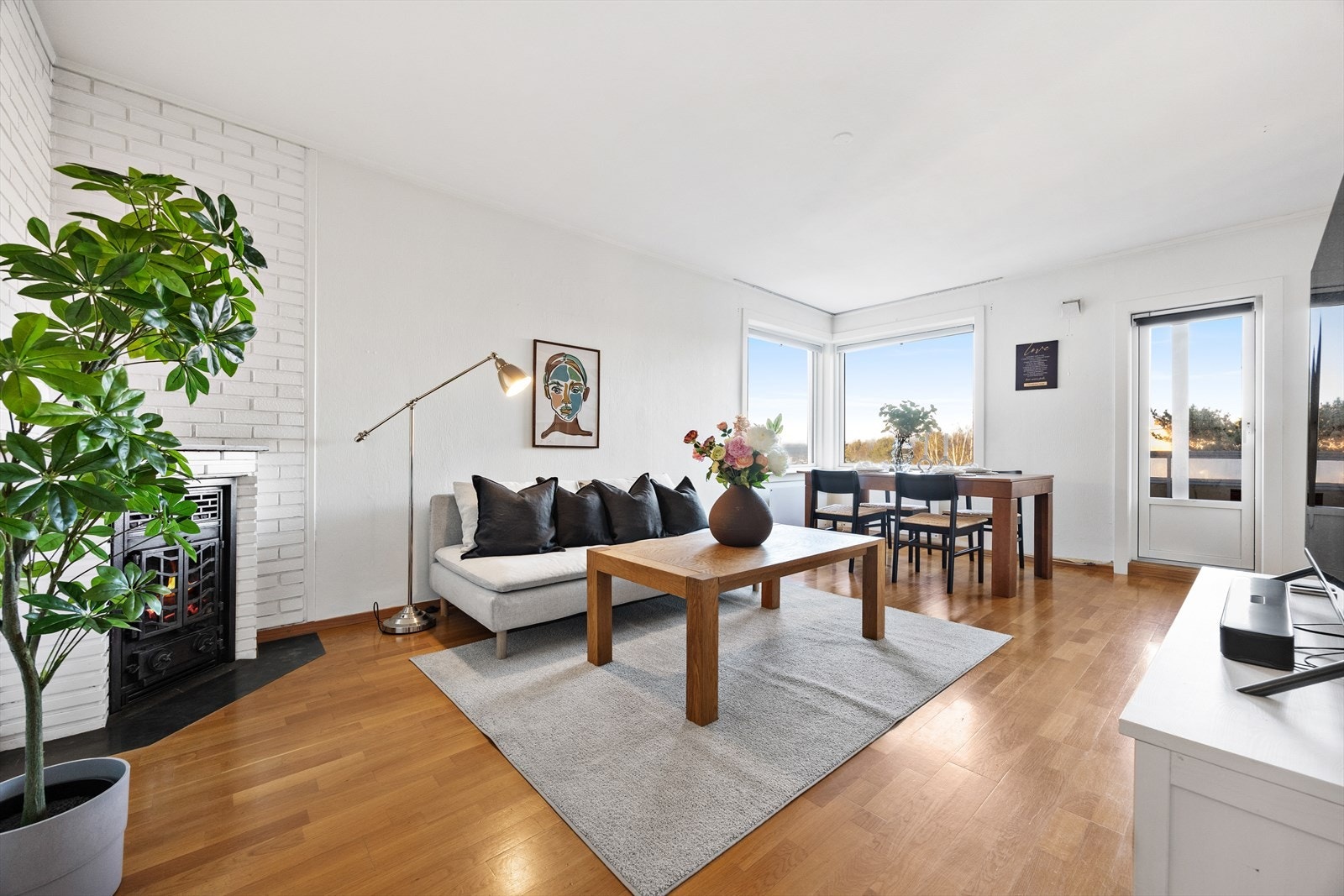 Dette er en romslig hjørneleilighet med lyst og tiltalende interiør og høytliggende balkong med utsikt Galleribilde