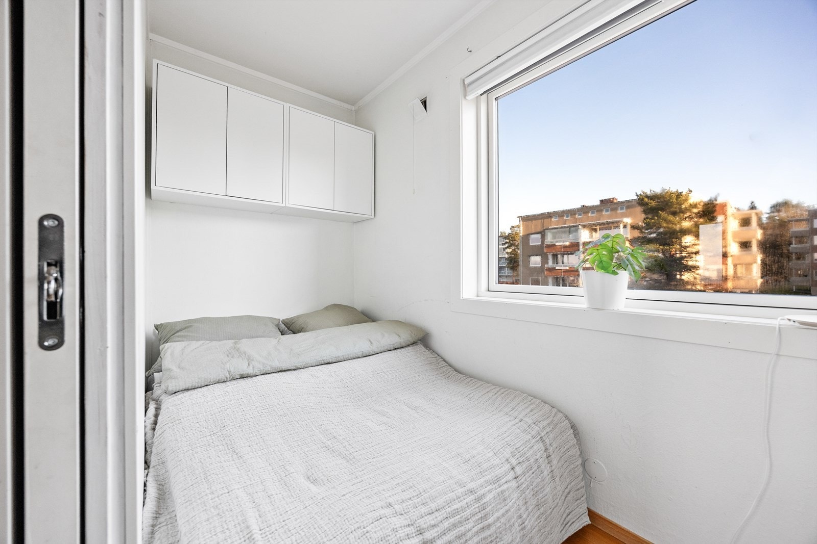 Praktiske overskap gir ekstra lagringsplass. Galleribilde